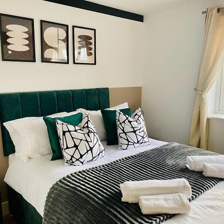 Just £45Pppn! Prime Comfort For Contractors With Spacious Parking, Plush Beds, Top-Notch Amenities, Flexible Stays & Lightning-Fast Internet Woking Exterior photo