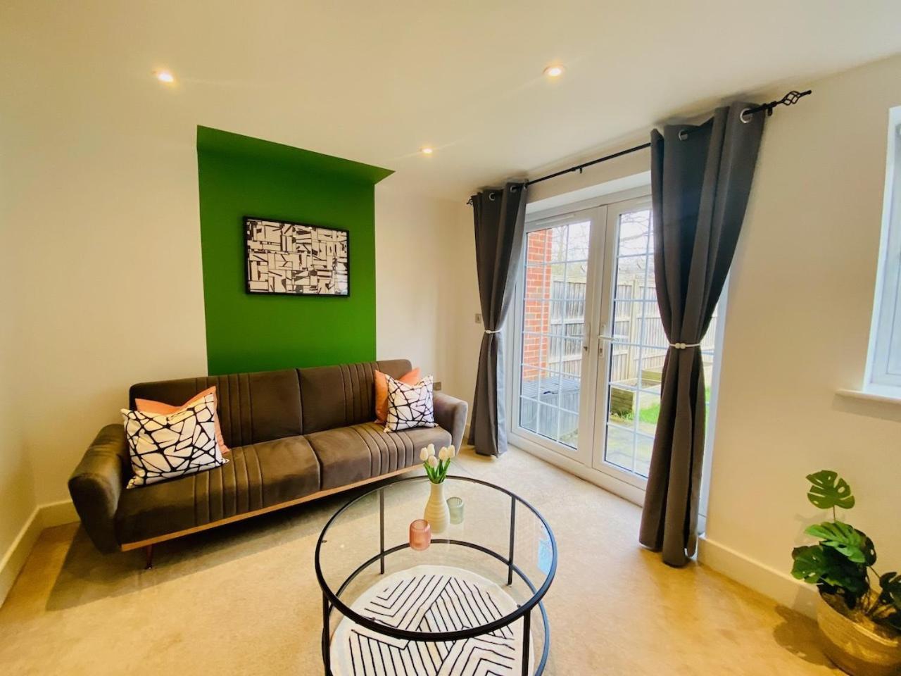 Just £45Pppn! Prime Comfort For Contractors With Spacious Parking, Plush Beds, Top-Notch Amenities, Flexible Stays & Lightning-Fast Internet Woking Exterior photo