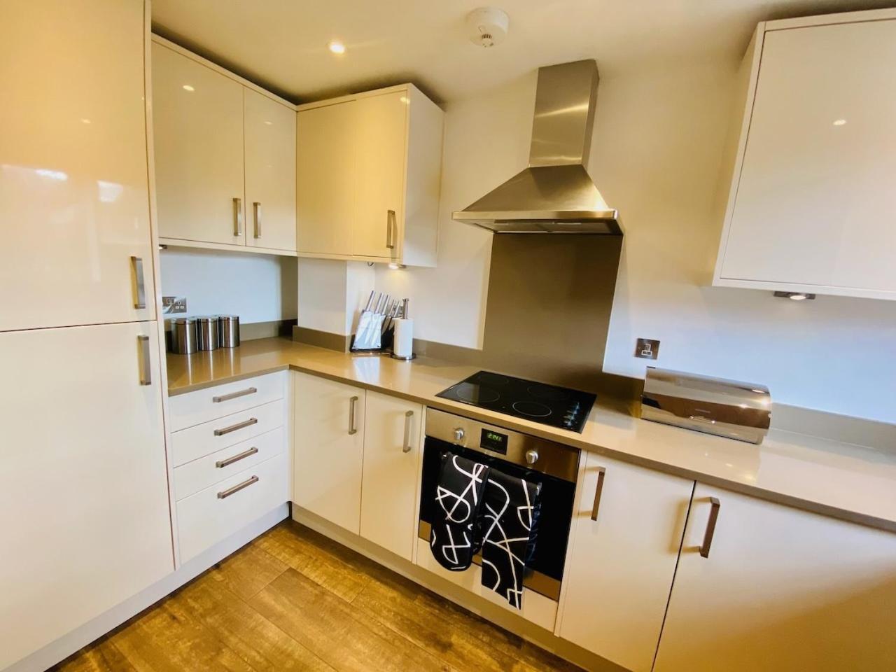 Just £45Pppn! Prime Comfort For Contractors With Spacious Parking, Plush Beds, Top-Notch Amenities, Flexible Stays & Lightning-Fast Internet Woking Exterior photo