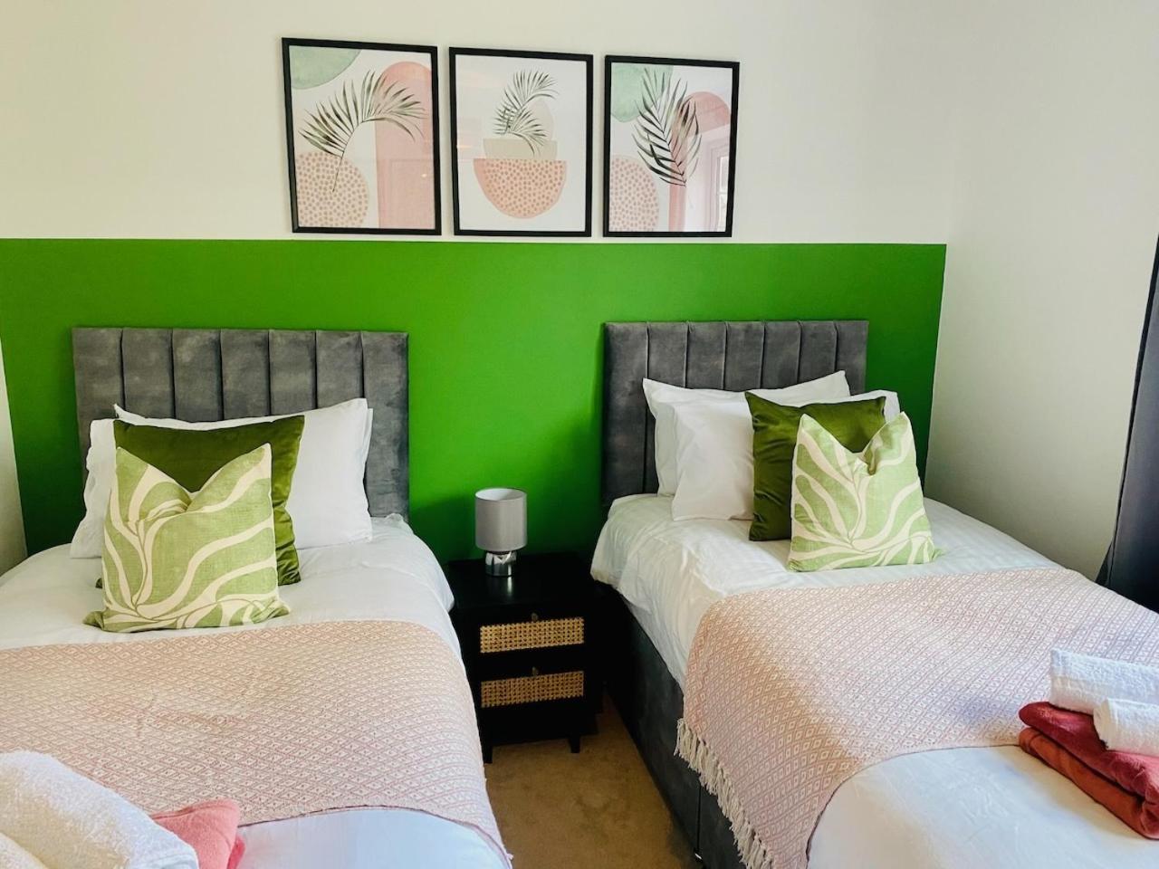 Just £45Pppn! Prime Comfort For Contractors With Spacious Parking, Plush Beds, Top-Notch Amenities, Flexible Stays & Lightning-Fast Internet Woking Exterior photo