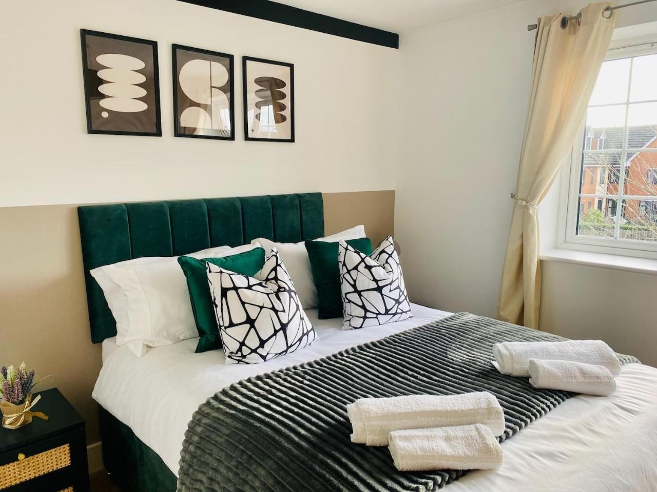 Just £45Pppn! Prime Comfort For Contractors With Spacious Parking, Plush Beds, Top-Notch Amenities, Flexible Stays & Lightning-Fast Internet Woking Exterior photo