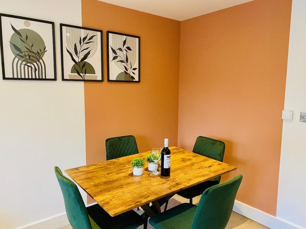 Just £45Pppn! Prime Comfort For Contractors With Spacious Parking, Plush Beds, Top-Notch Amenities, Flexible Stays & Lightning-Fast Internet Woking Exterior photo